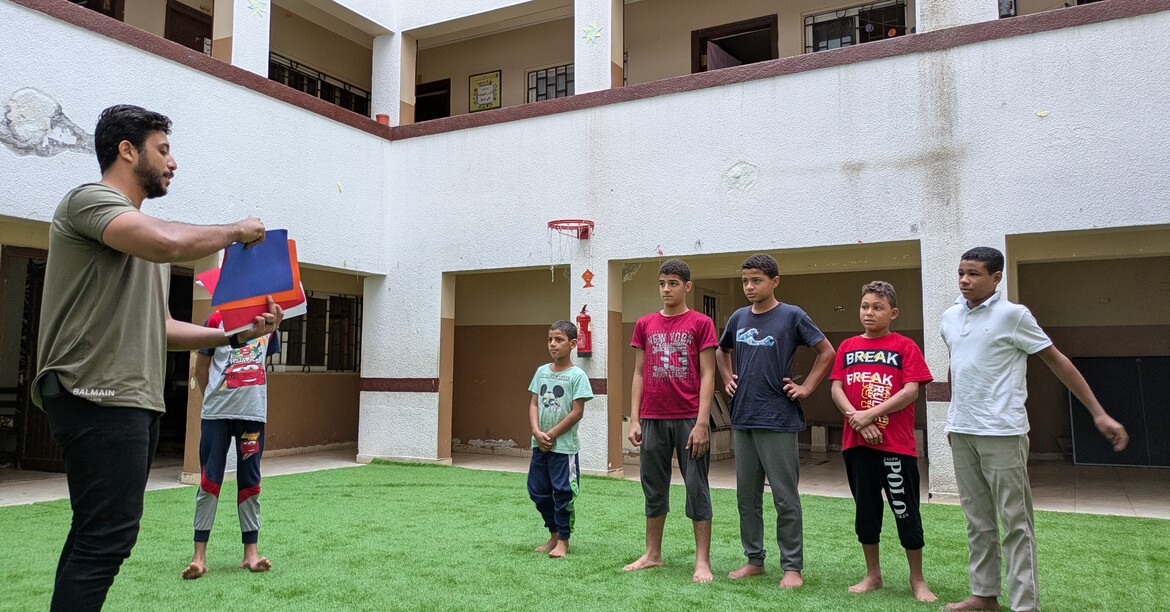 Kinder spielen auf einem Schulplatz