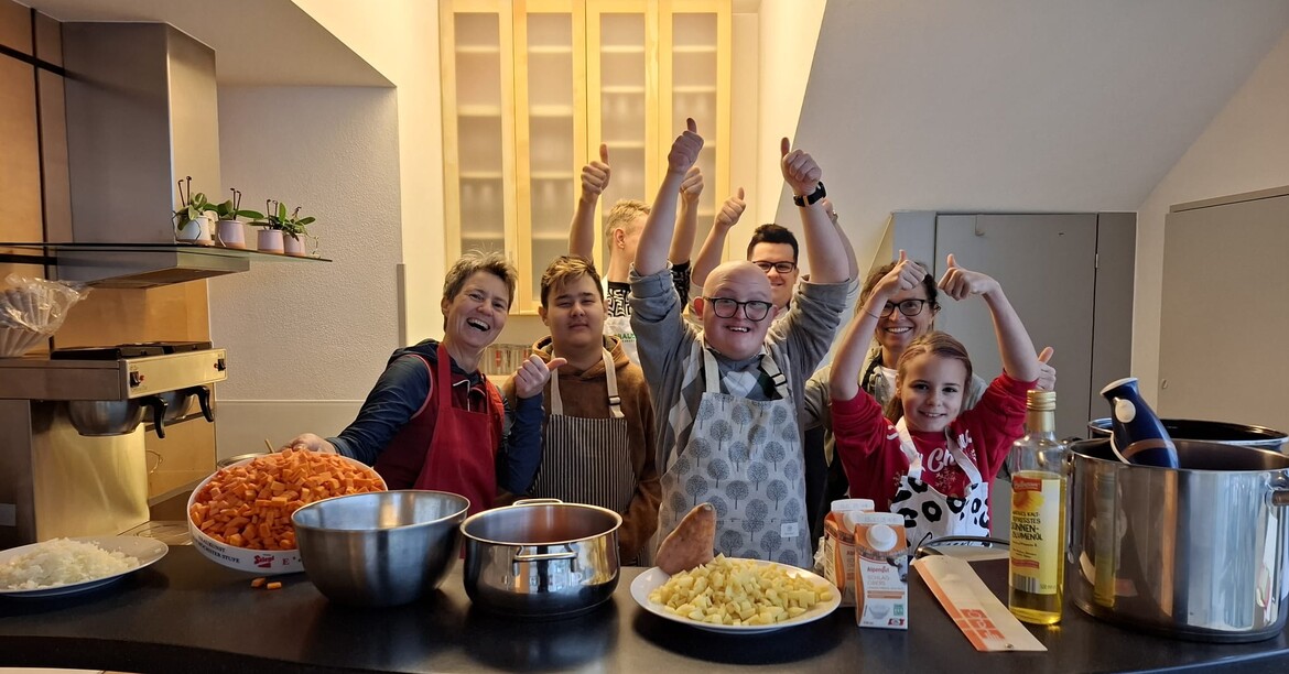 Eine Kochgruppe freut sich über ein gelungenes Menü