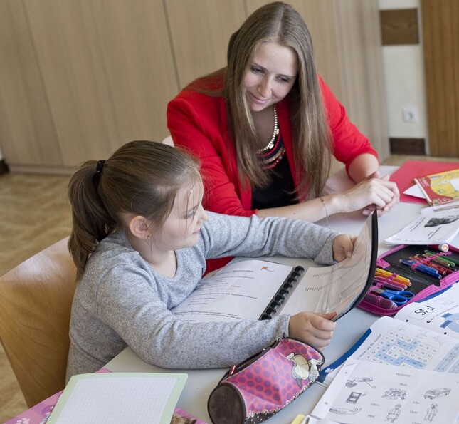 Kind mit Betreuerin im Lerncafé