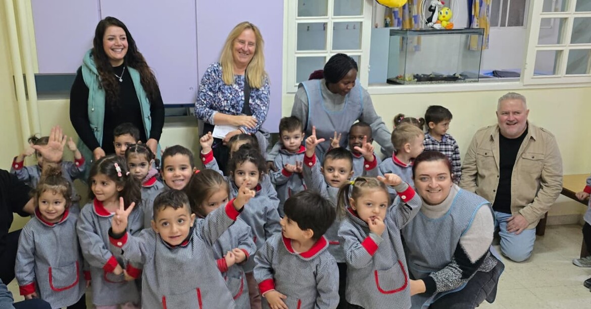 Eine Kindergartengruppe in Syrien jubelt